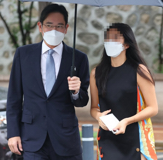 이재용 삼성전자 부회장이 27일 정의선 현대차그룹 회장 장녀 진희씨 결혼식이 열리는 서울 중구 정동교회로 딸과 함께 들어가고 있다.  연합뉴스